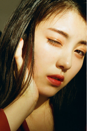 20歳を迎えた浜辺美波、最高に‟大人エモい“メモリアルカレンダー発売