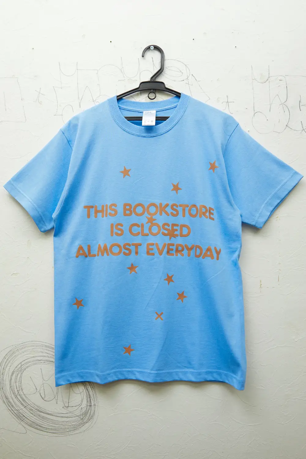 kudos × flotsambooks コラボレーションTシャツが6月17日発売 │ QUI