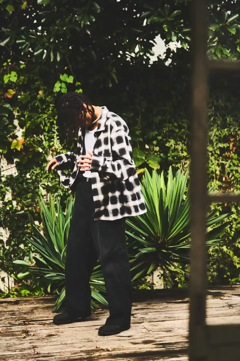 ANCELLM×WISMから、特別なシルエットの「WIDE CHINO PANTS」が発売