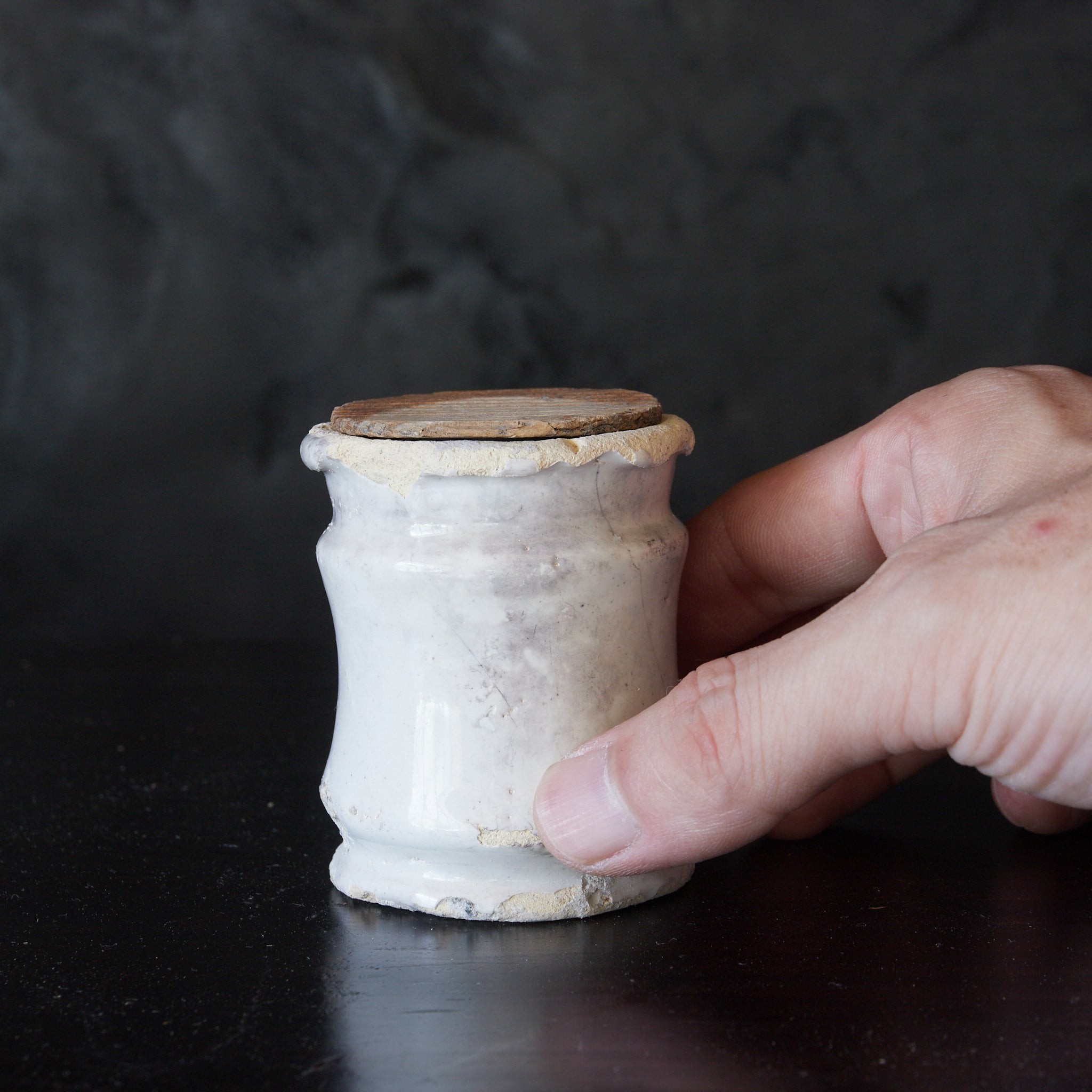 オランダアンティーク 木蓋付 白釉デルフトアルバレロ型小壺（近世：16