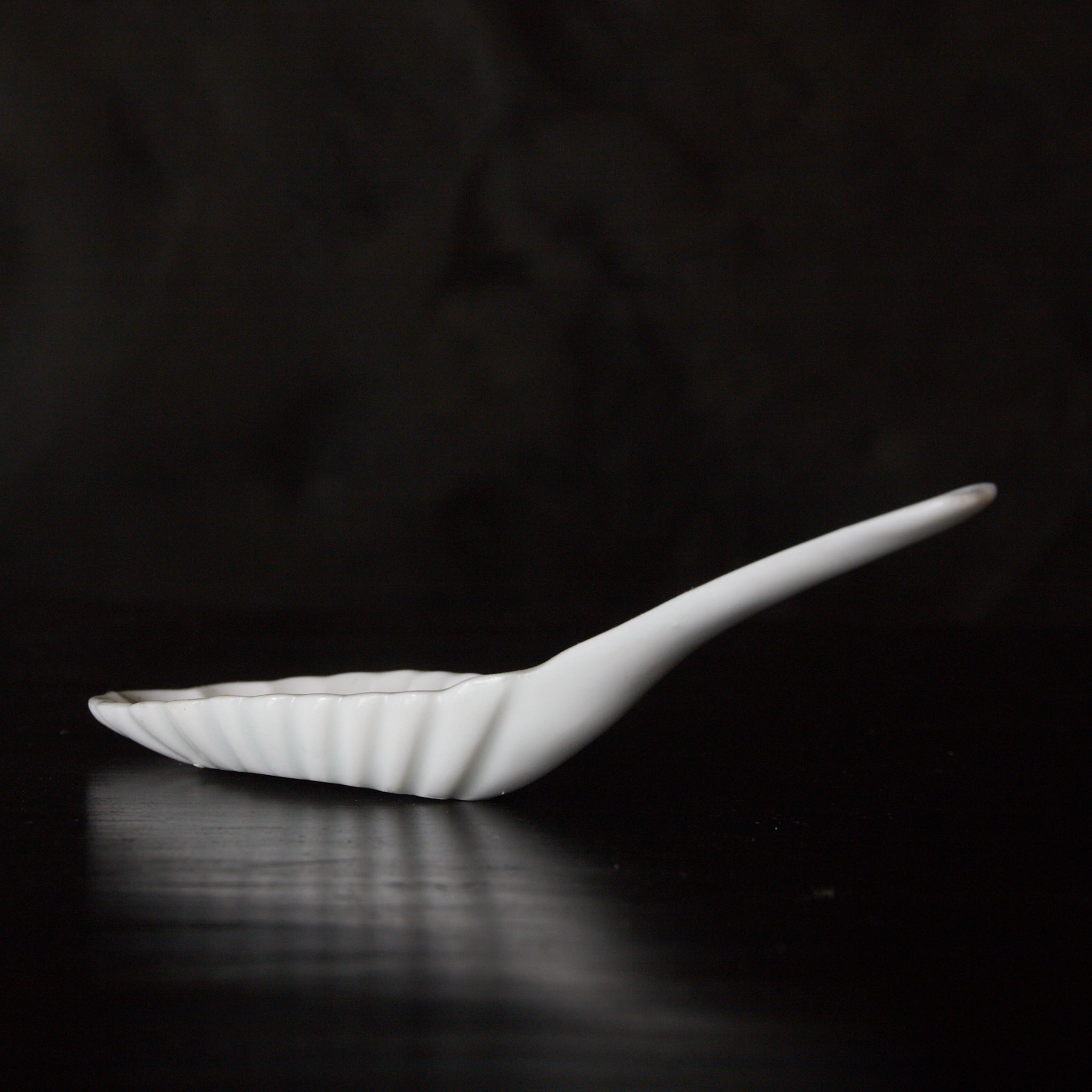 明代–清代 白磁菊花形蓮華 水滴（1368–1911CE） | ROCANIIRU