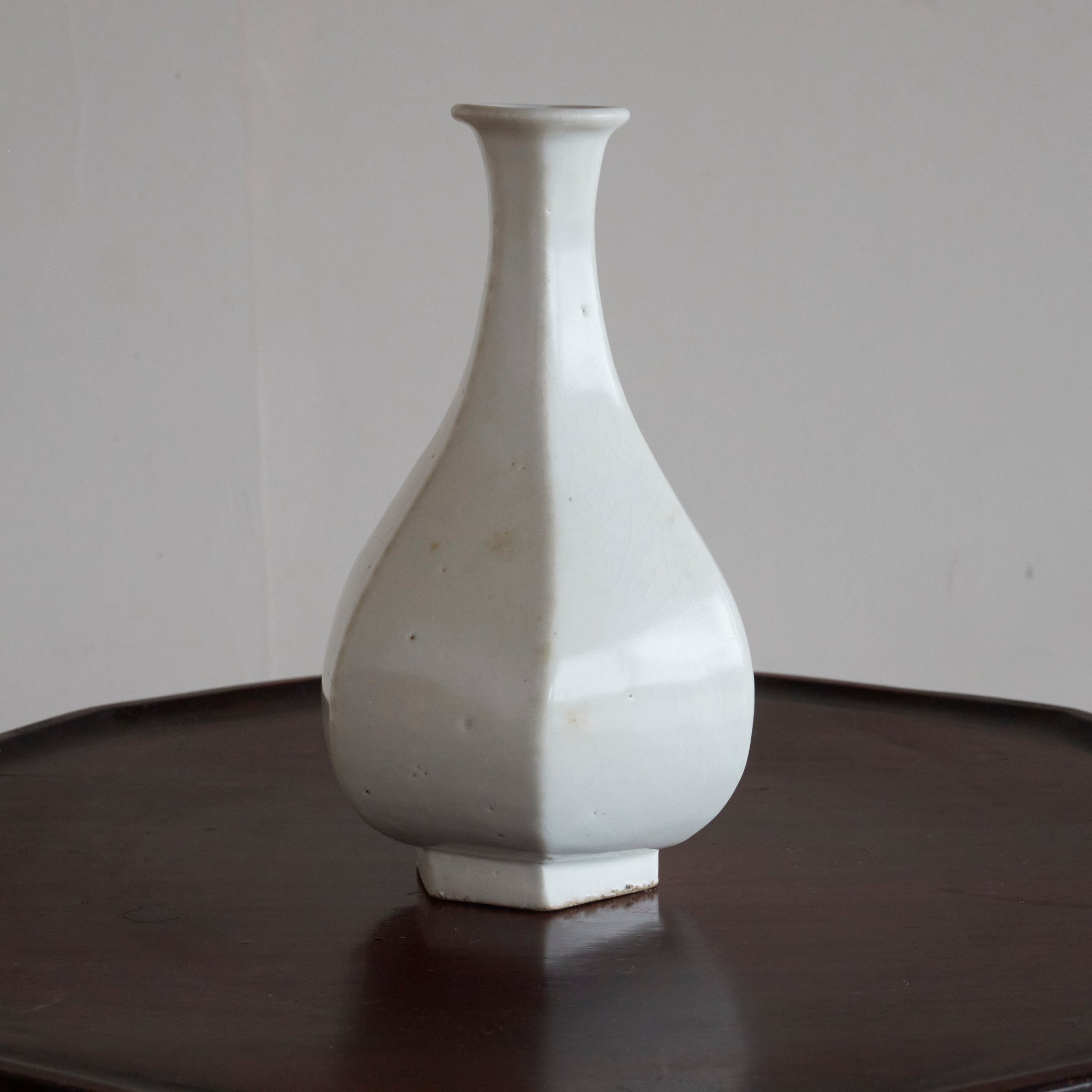 李朝 白磁面取瓶（1392–1897 CE） | 入蘆花（ロカニイル）