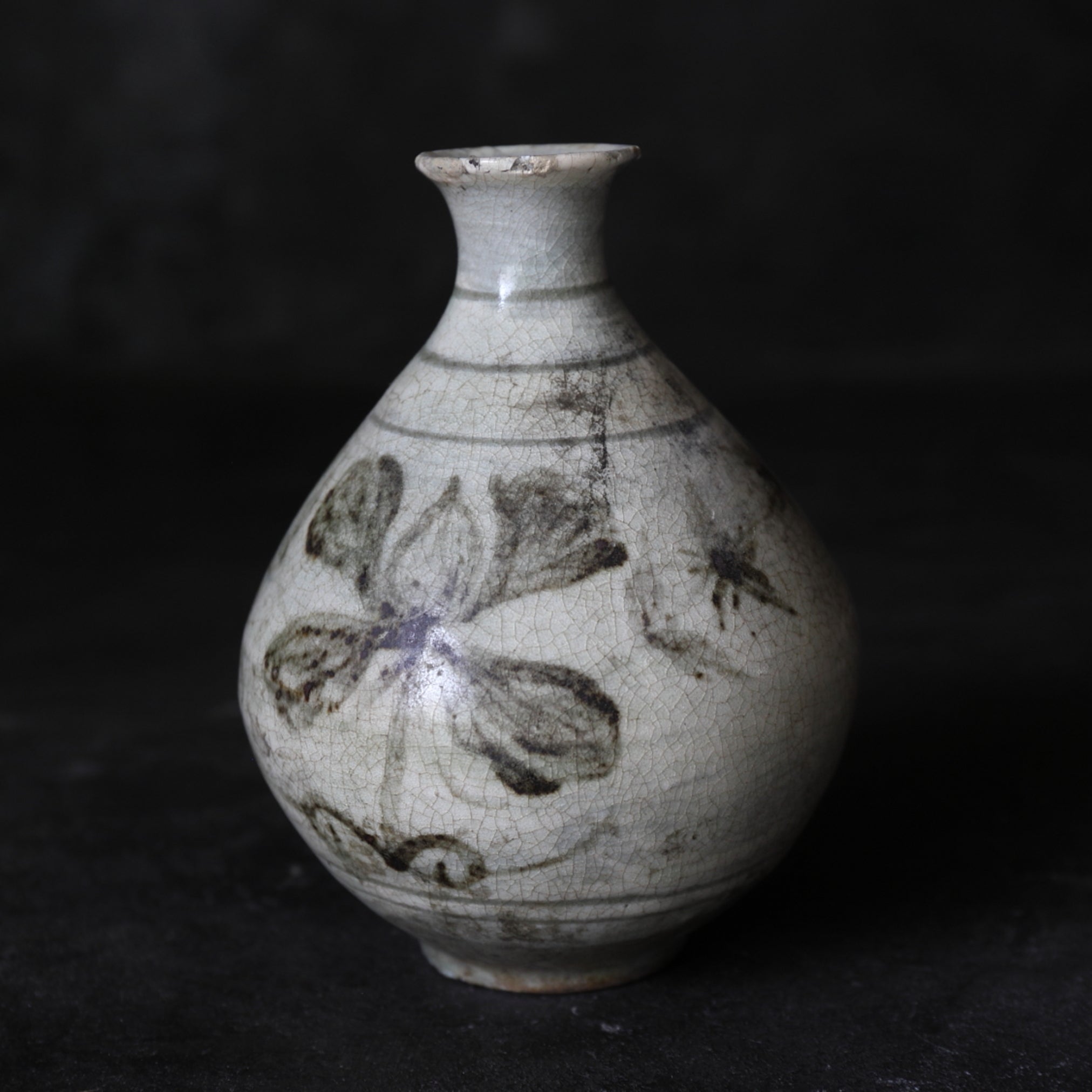 李朝 粉青沙器 鉄絵 草花文瓶（1392–1897 CE） | 入蘆花（ロカニイル）