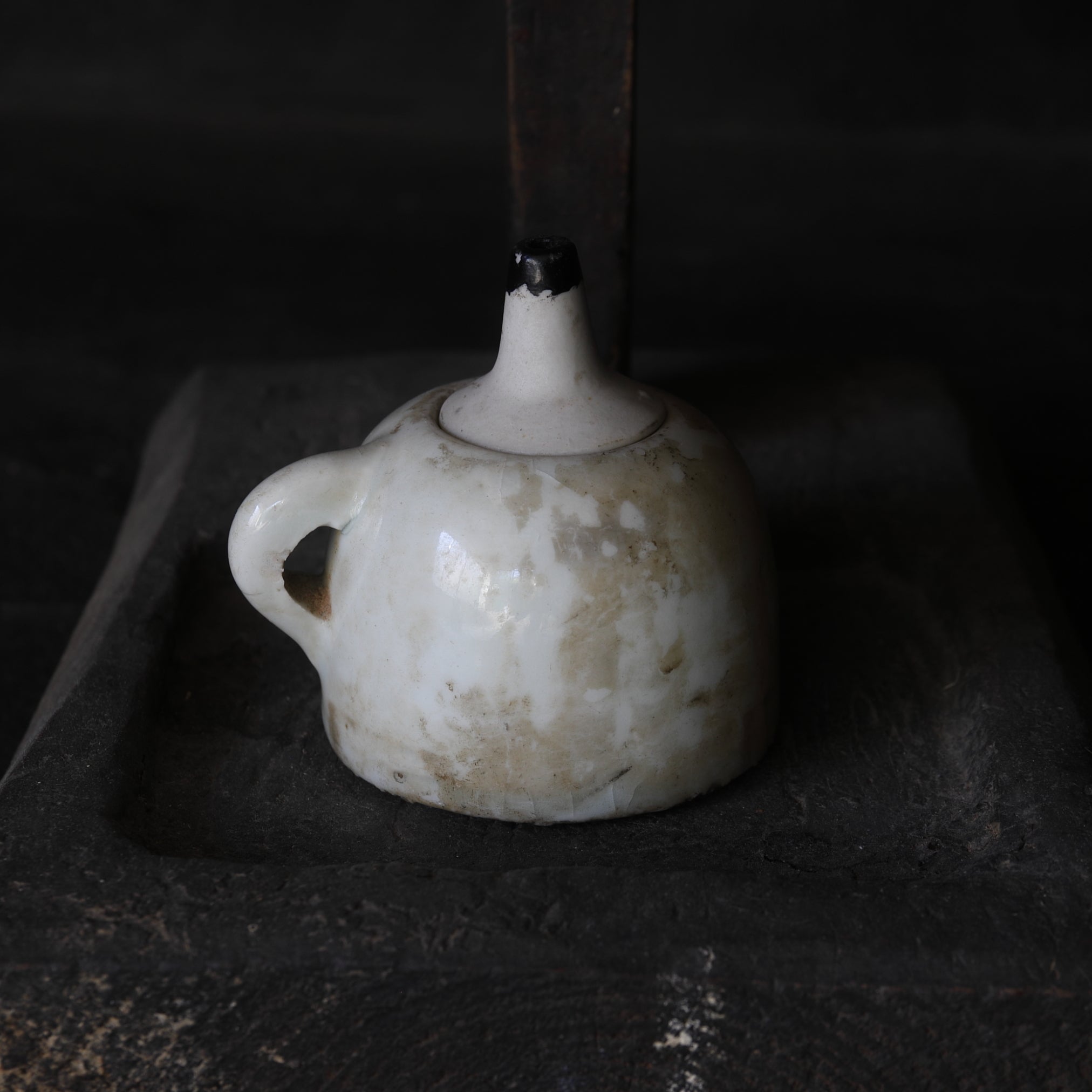 李朝 木の燭台と白磁灯火器（1392–1897 CE） | 入蘆花（ロカニイル）