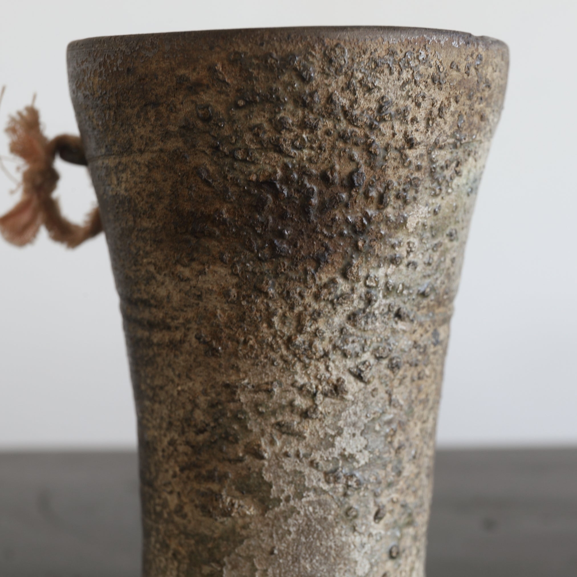 古墳時代 須恵器 掛花入（250–581 CE） | 入蘆花（ロカニイル）