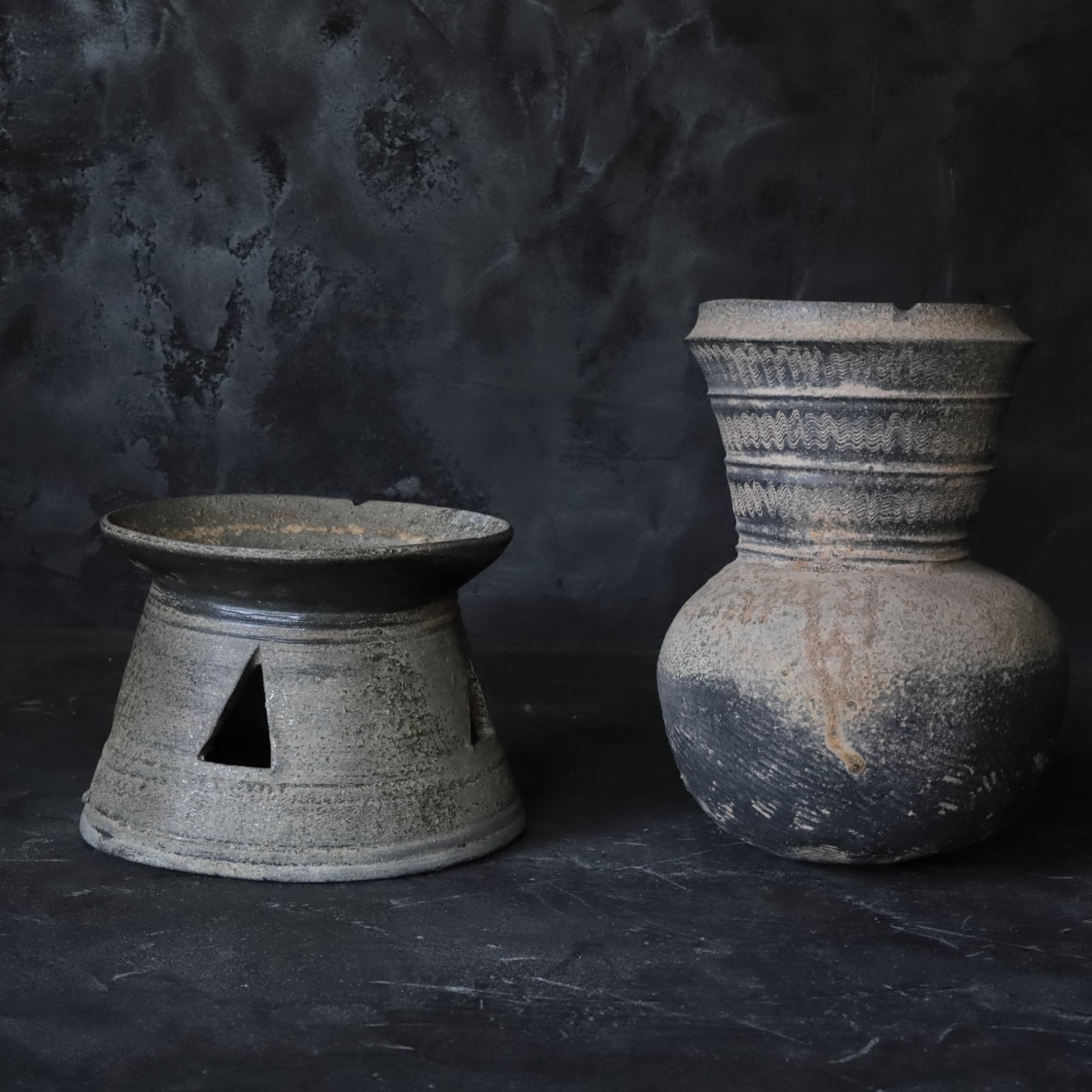 新羅土器 台付壺（668–900 CE） | 入蘆花（ロカニイル）