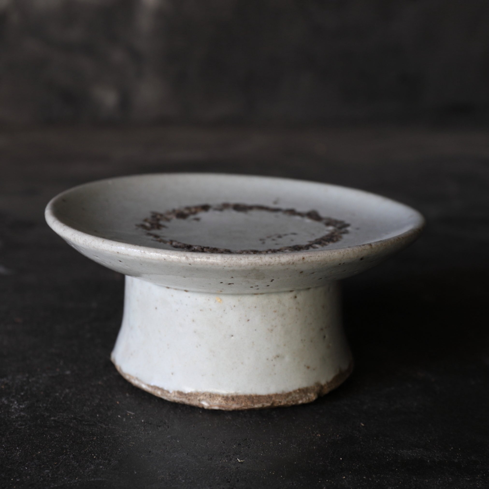 李朝 白磁高坏台皿（1392–1897 CE） | 入蘆花（ロカニイル）