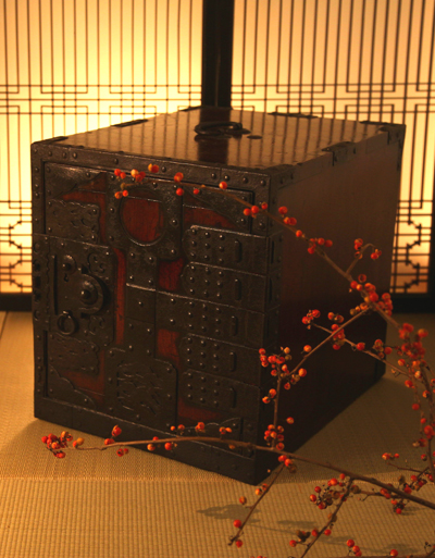 仕掛け・隠しがおもしろいアンティークのからくり箪笥