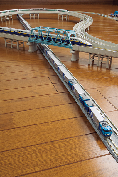 お座敷運転」でもダイナミックに！Nゲージフロアレイアウトを発展させ