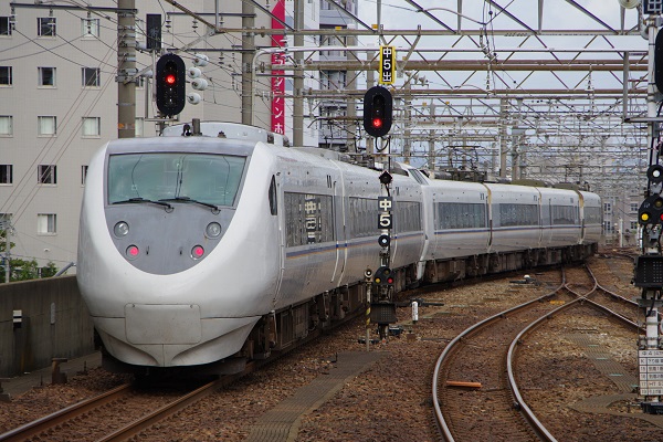 臨時の特急「サンダーバード」、681系0番代（しらさぎ色）フル編成で