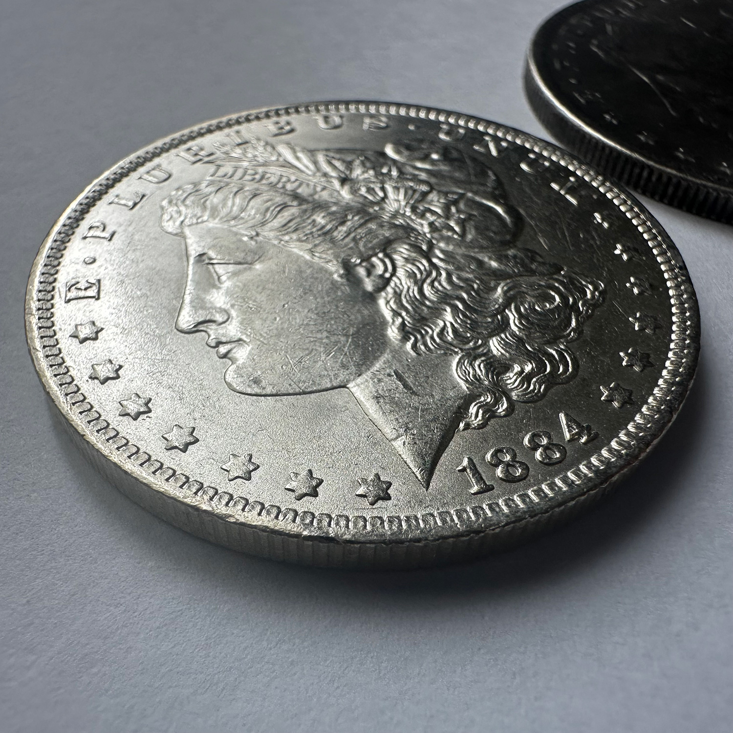 アメリカの1ドル銀貨「モルガンダラー銀貨」の本物と偽物の見分け方を