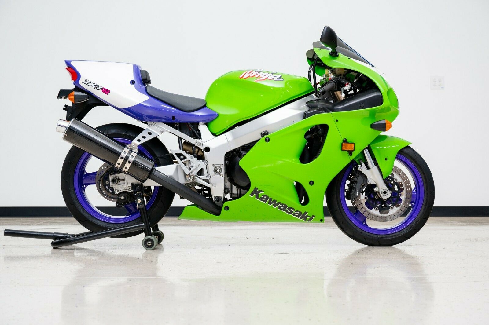 みどり 93 ZX7R M1 ZX750M Restoration Reveal - YouTube