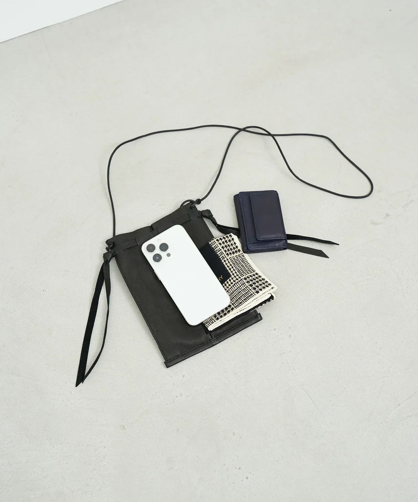 REN】アクセサリー感覚で使える豚革ショルダーバッグ - 小ぶりで男女