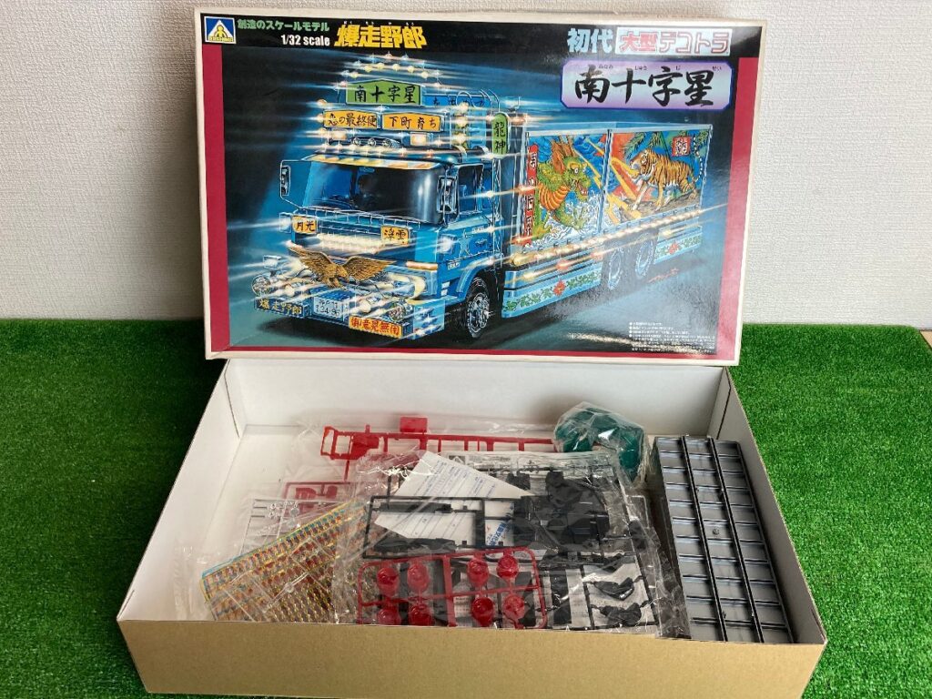 未組立 AOSHIMA アオシマ 初代大型デコトラ No.02 南十字星 1/32
