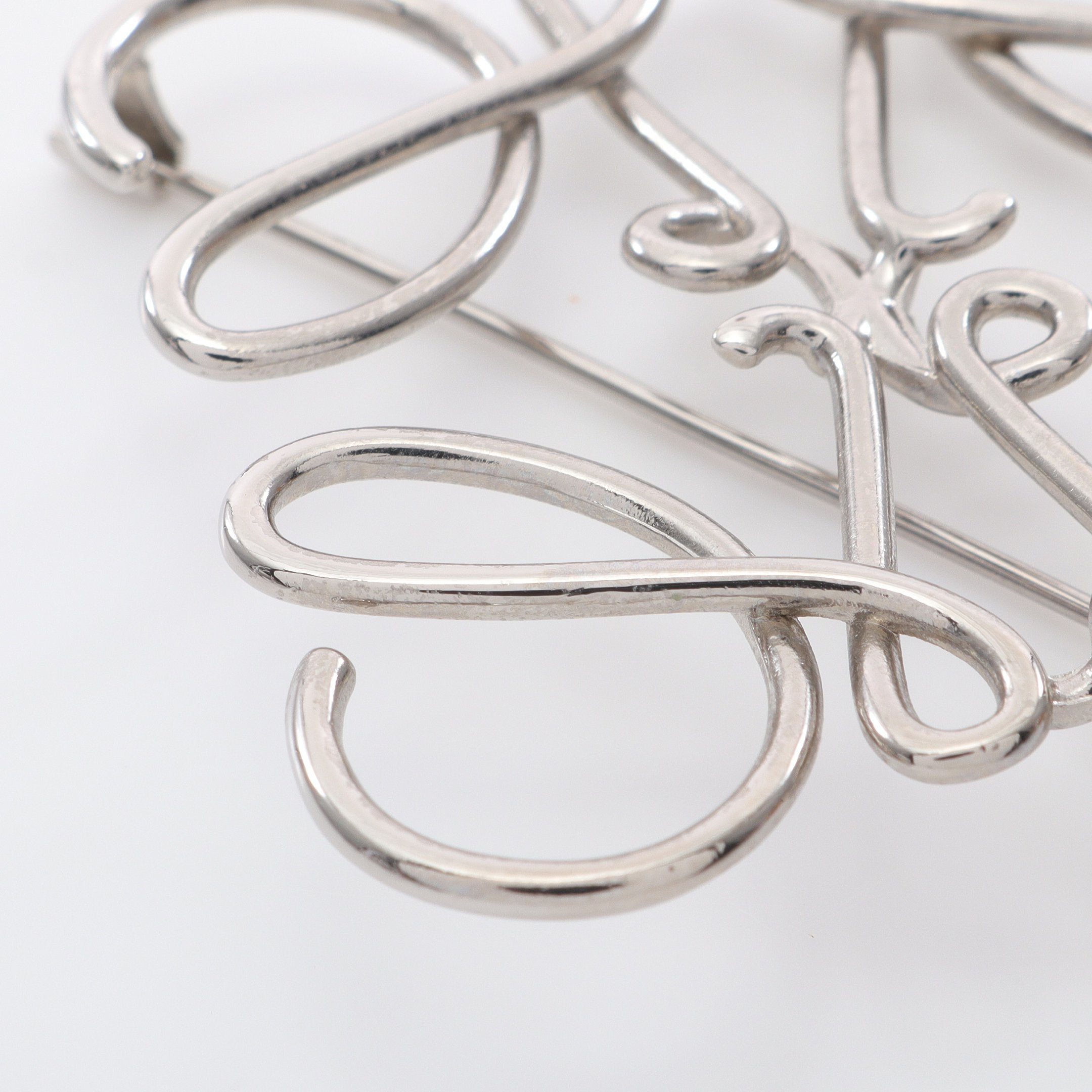 LOEWE ロエベ アナグラム ブローチ シルバー