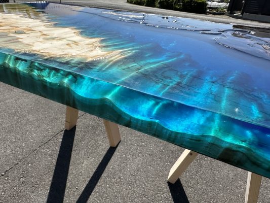 京都府祇園へ納品した2枚のレジンテーブル 〜ブルーとレッドの対照的