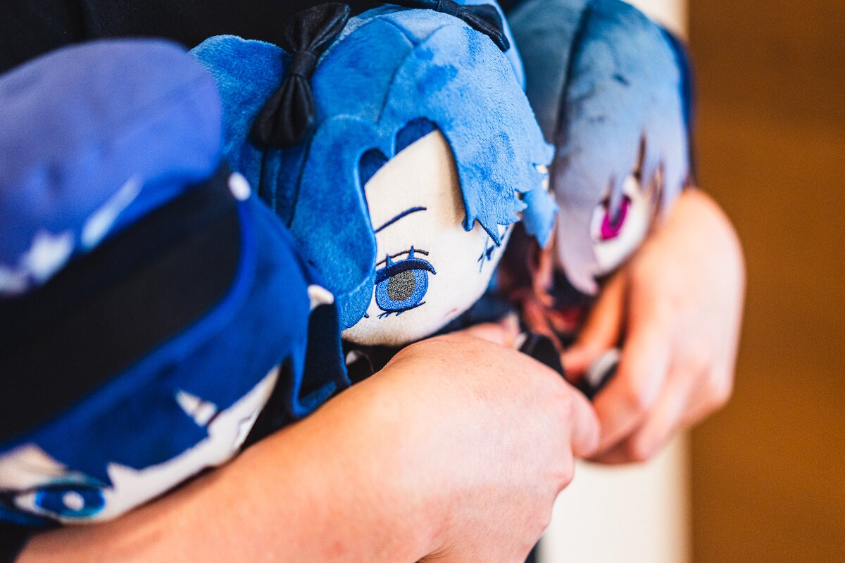 ado MV キャラクター ラッキーブルート ぬいぐるみ au Amazon.co.jp