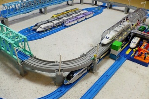 プラレール線路 高架複線3段グレー色レイアウト♪ 高架複線外側曲線