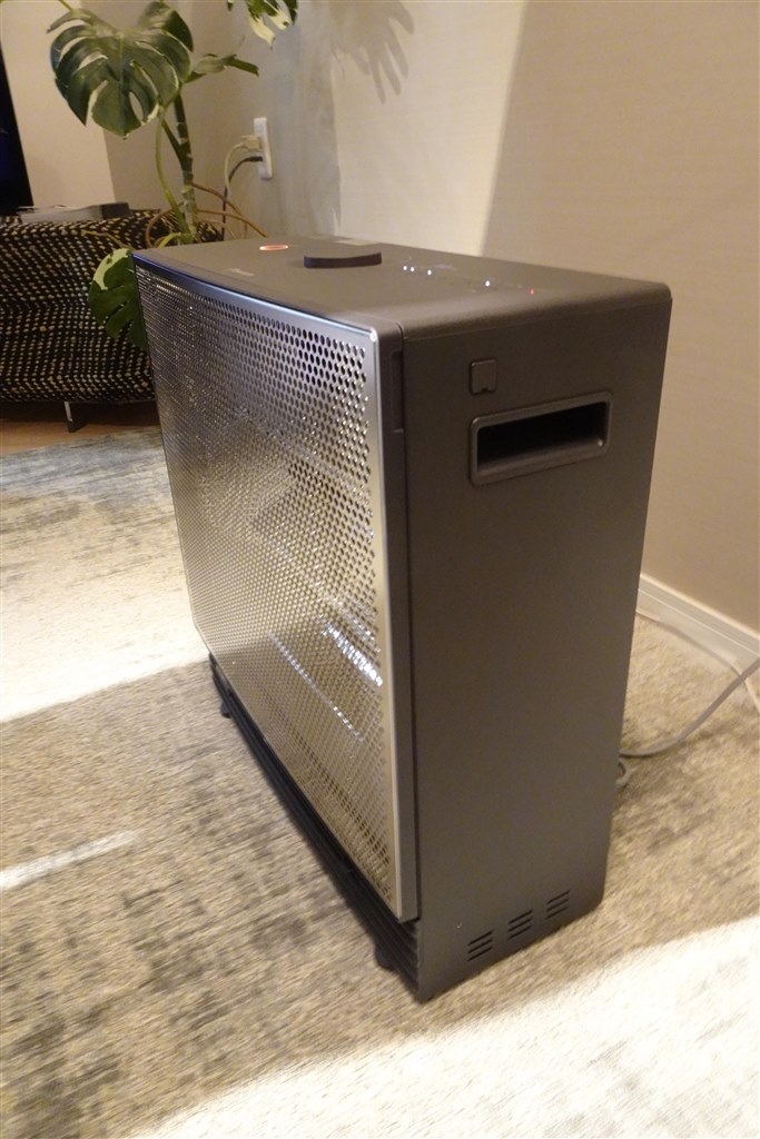 節電機能も充実！＋温風ですばやく快適に暖める遠赤外線暖房機