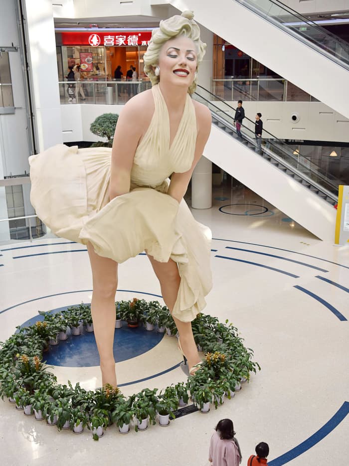 フォトギャラリー7枚目 黄金の毛沢東にマリリン・モンロー、生鮮食品