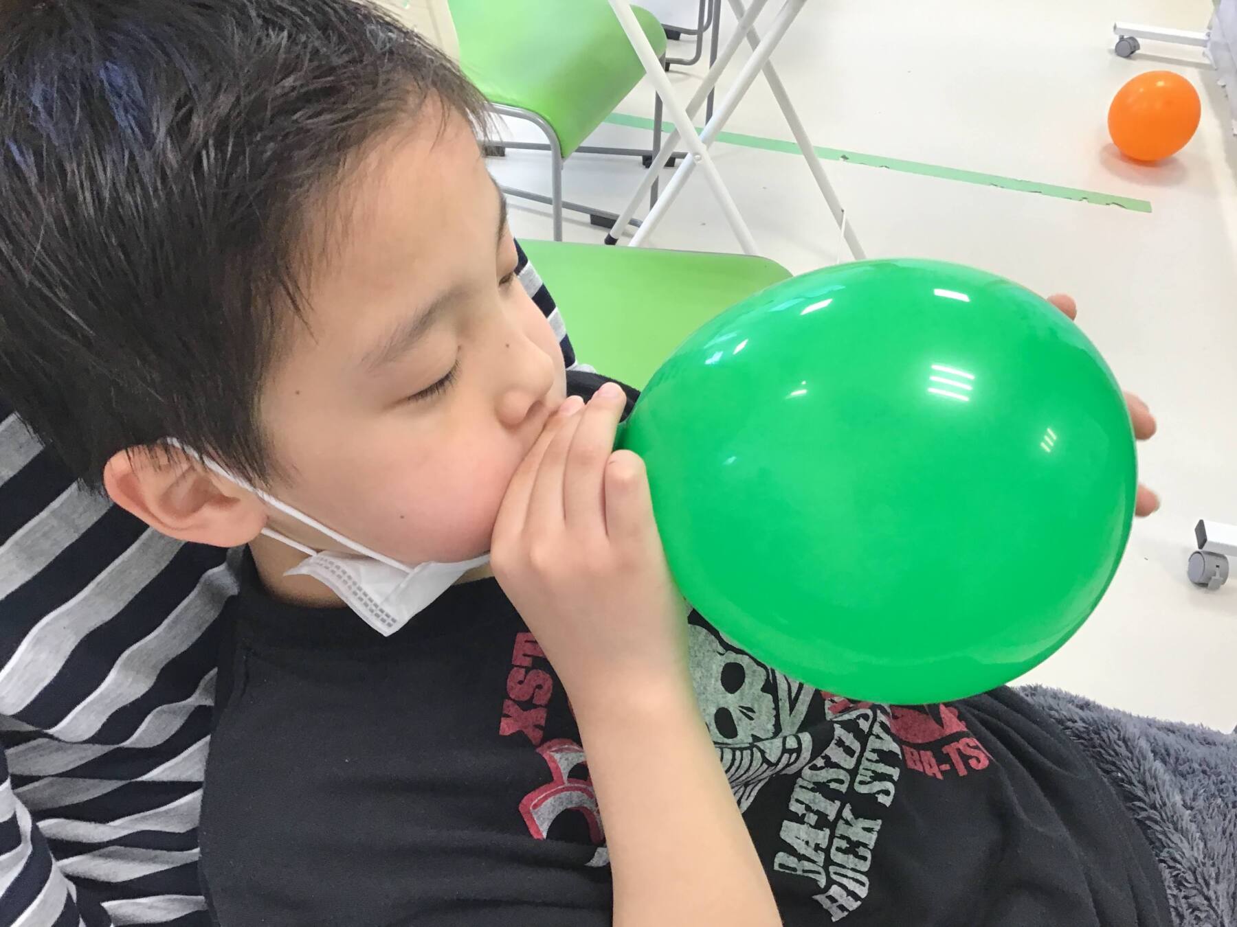 リッキーガーデン長町南（放課後等デイサービス）「風船を膨らまして