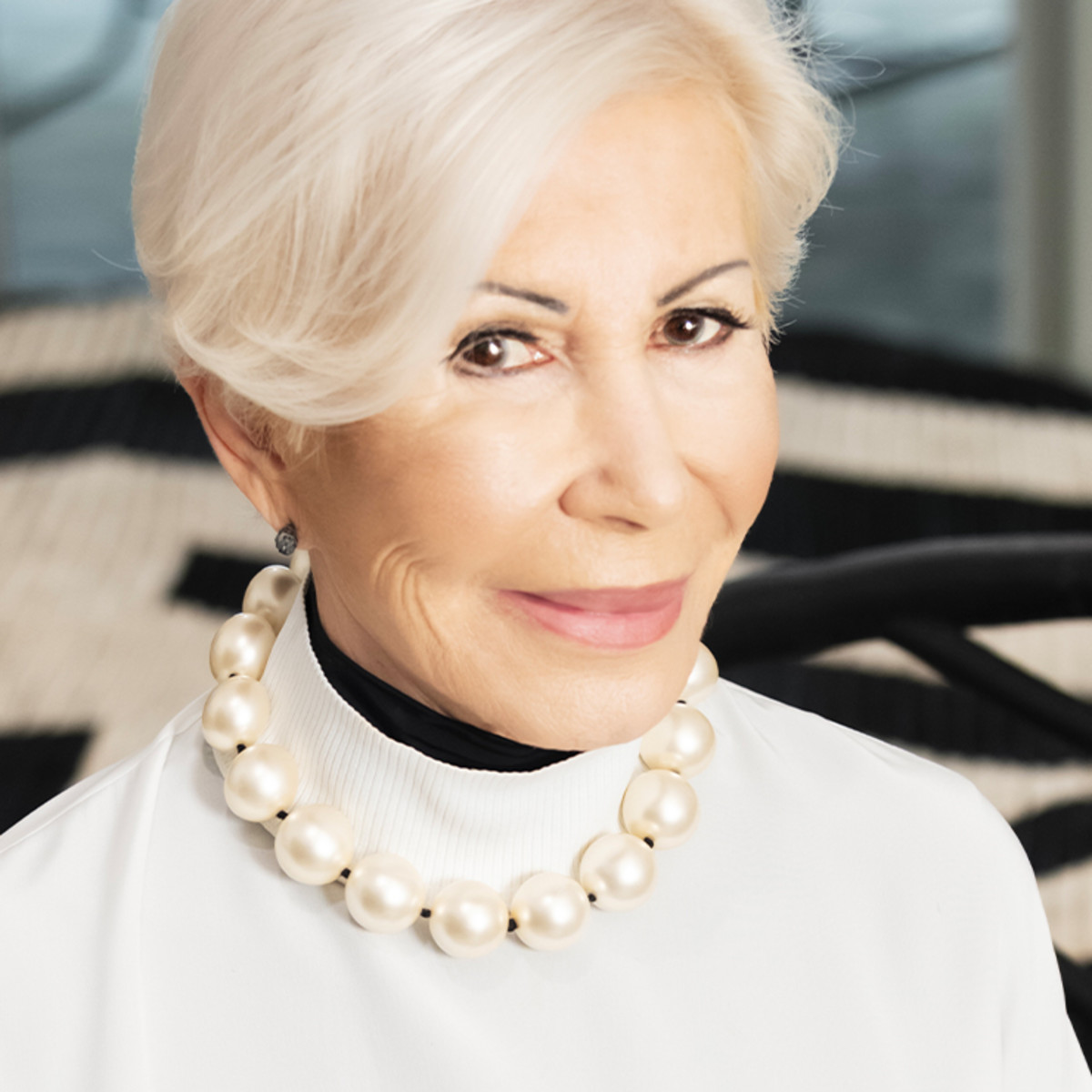 Anna Fendi, a life dedicated to fashion and the meeting with Karl