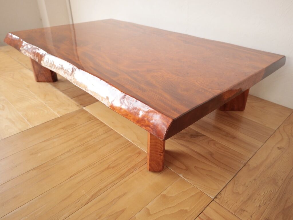 お父様が遺された無垢一枚板の座卓をリメイク。ダイニングテーブルに
