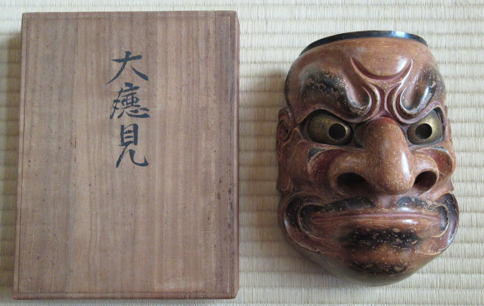 伝統的な日本の木製の能面小面