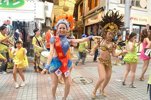 サンバで友好祝う 日本ブラジル外交樹立120年