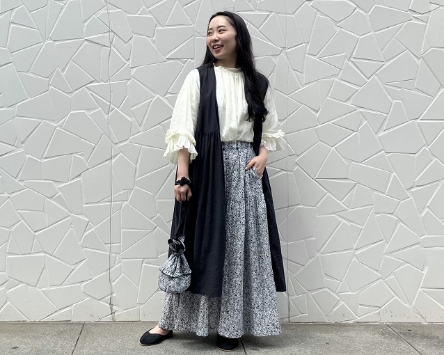 ネストローブ リネンブラックフラワープリントリネンギャザーパンツ