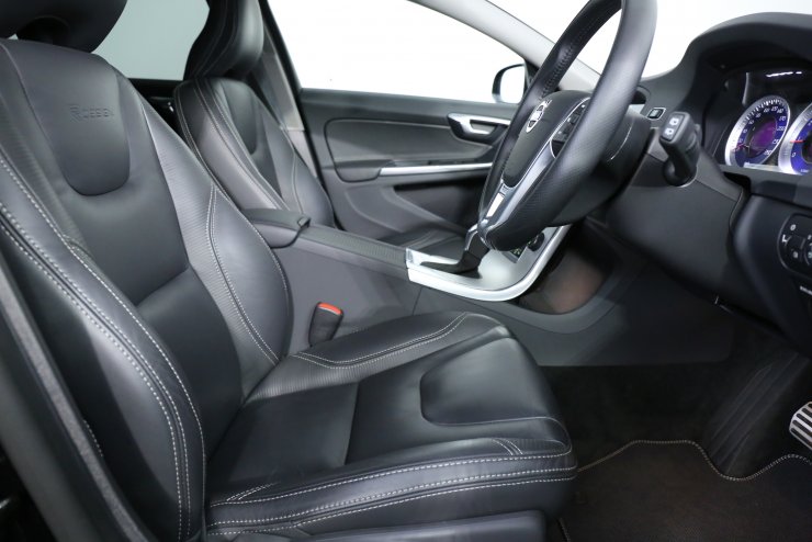 ボルボ V60 T4 Rデザイン ブラックレザー 純正HDDナビバックカメラ 地