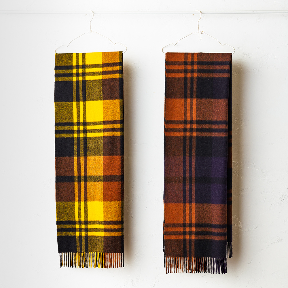 チェック柄がシャープで美しいカシミアマフラーこそ、英国生地メーカー