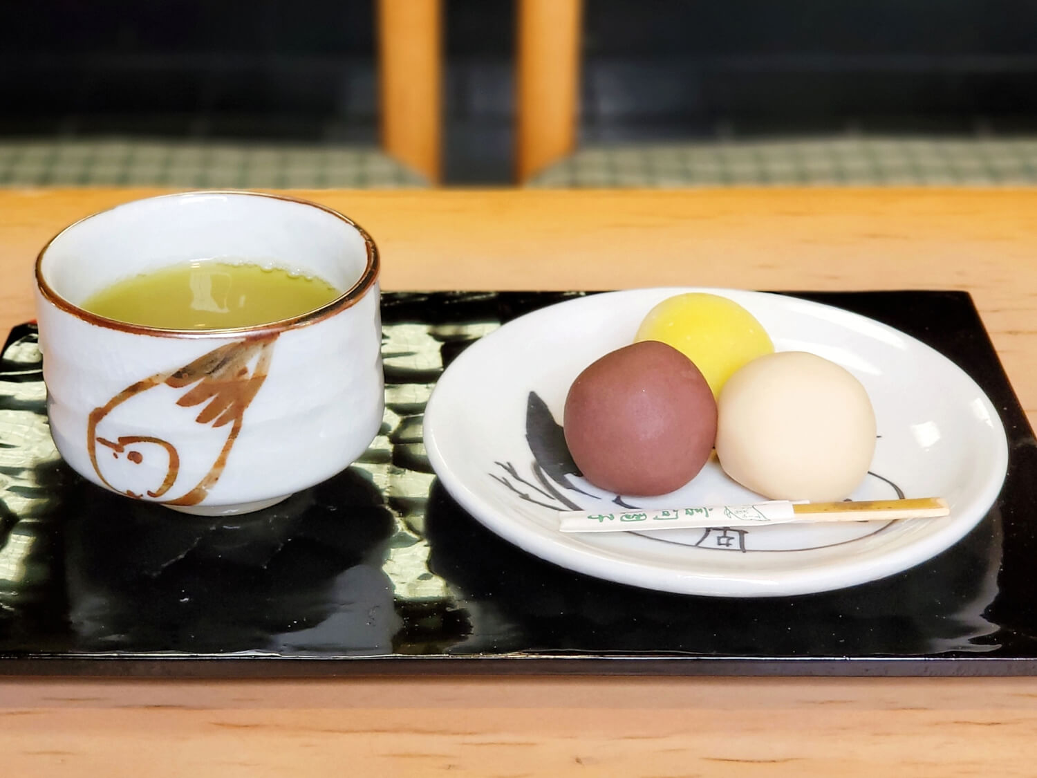 江戸末期創業の老舗で三色団子を堪能する『言問団子』 ～黒猫スイーツ