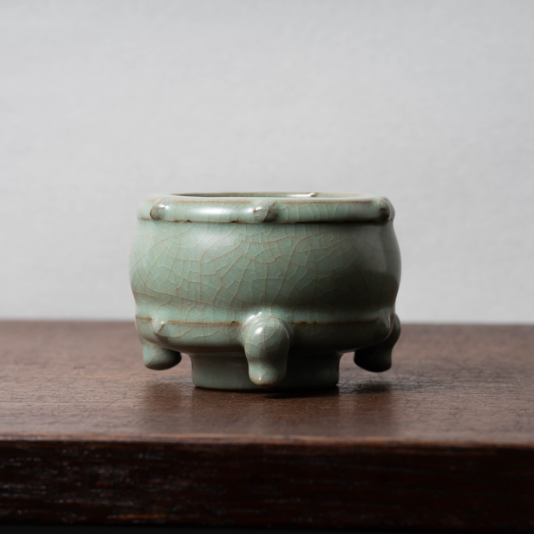 宋時代青磁汝官窯包金氷裂紋 支釘焼き 双耳三足香炉(C-81)