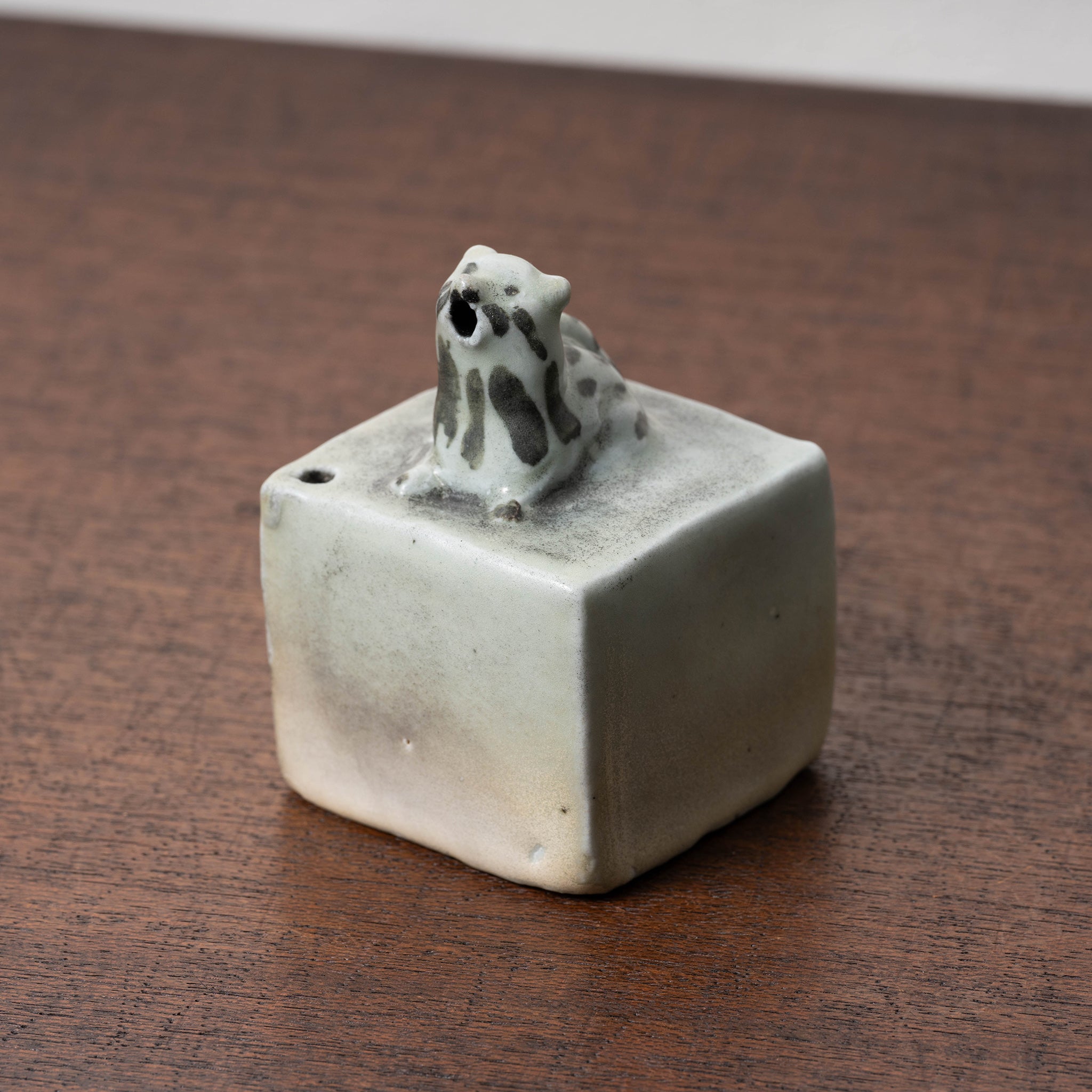 李朝染付、鉄砂家形水滴桐箱入 李朝染付、鉄砂家形水滴桐箱入 染付家形