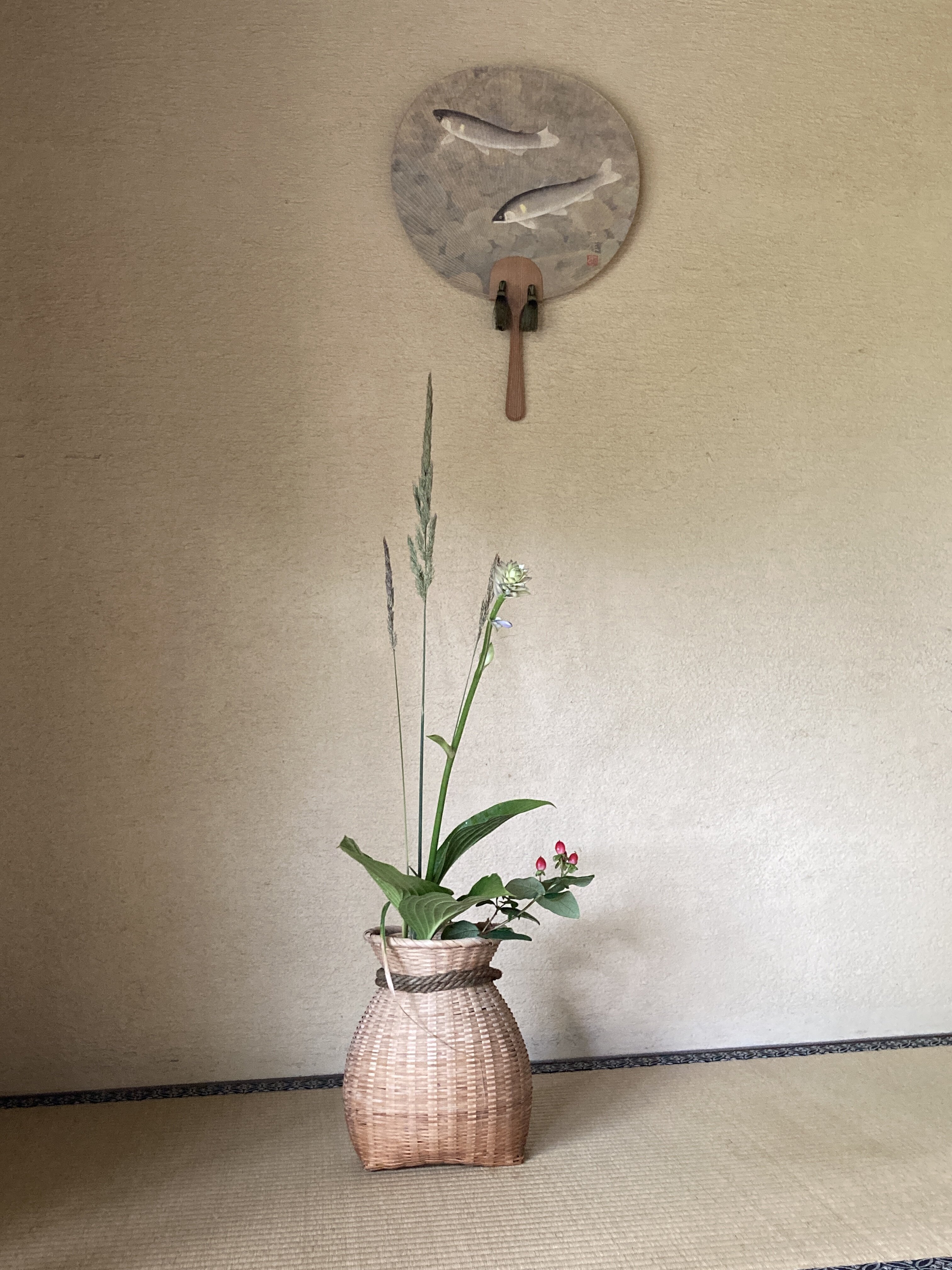 一器・一花・一菓 魚籠を見立ての花入に たっぷり濡らして｜最新情報