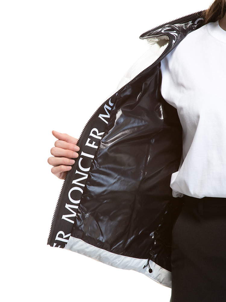 MONCLER (モンクレール) フード裏ロゴ フルジップ ダウンジャケット