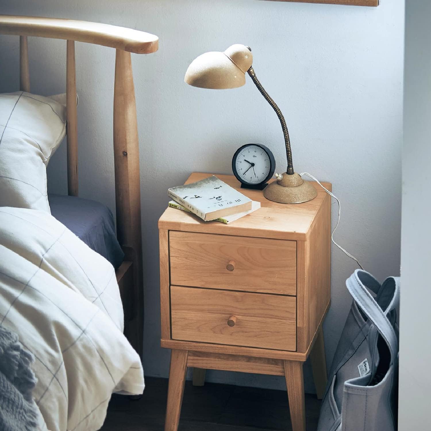 サイドテーブルのおすすめ31選。引き出し付きだと部屋をすっきりさせ