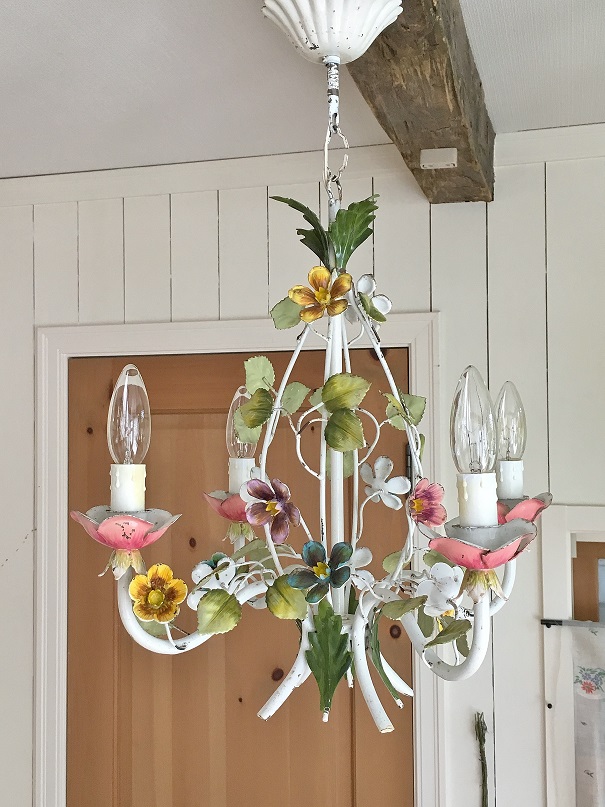 フランスお花がかわいいアイアンシャンデリアはかわいいアンティーク