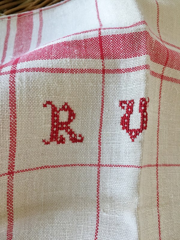 フランスイニシャルがかわいいリネン製キッチンクロスはかわいい