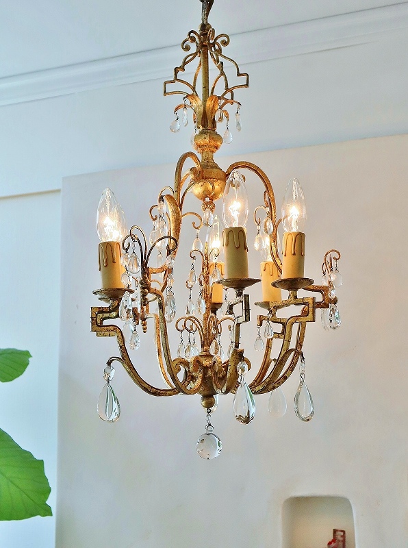 フランス真鍮のデザインが素敵な6灯シャンデリアはかわいい