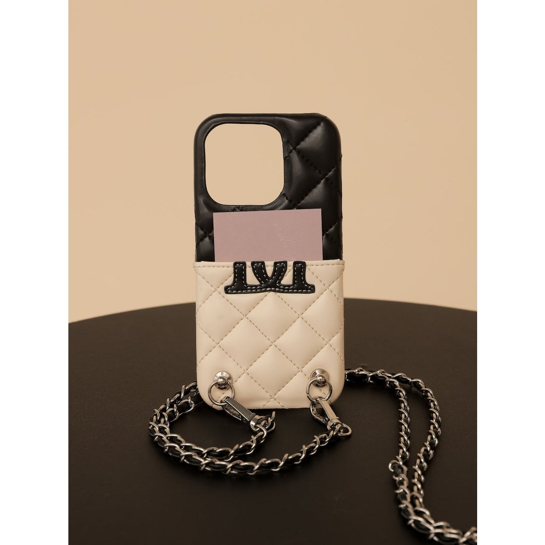 ダーリッチ キルティングビジューDDチャームiPhoneケース 16Pro