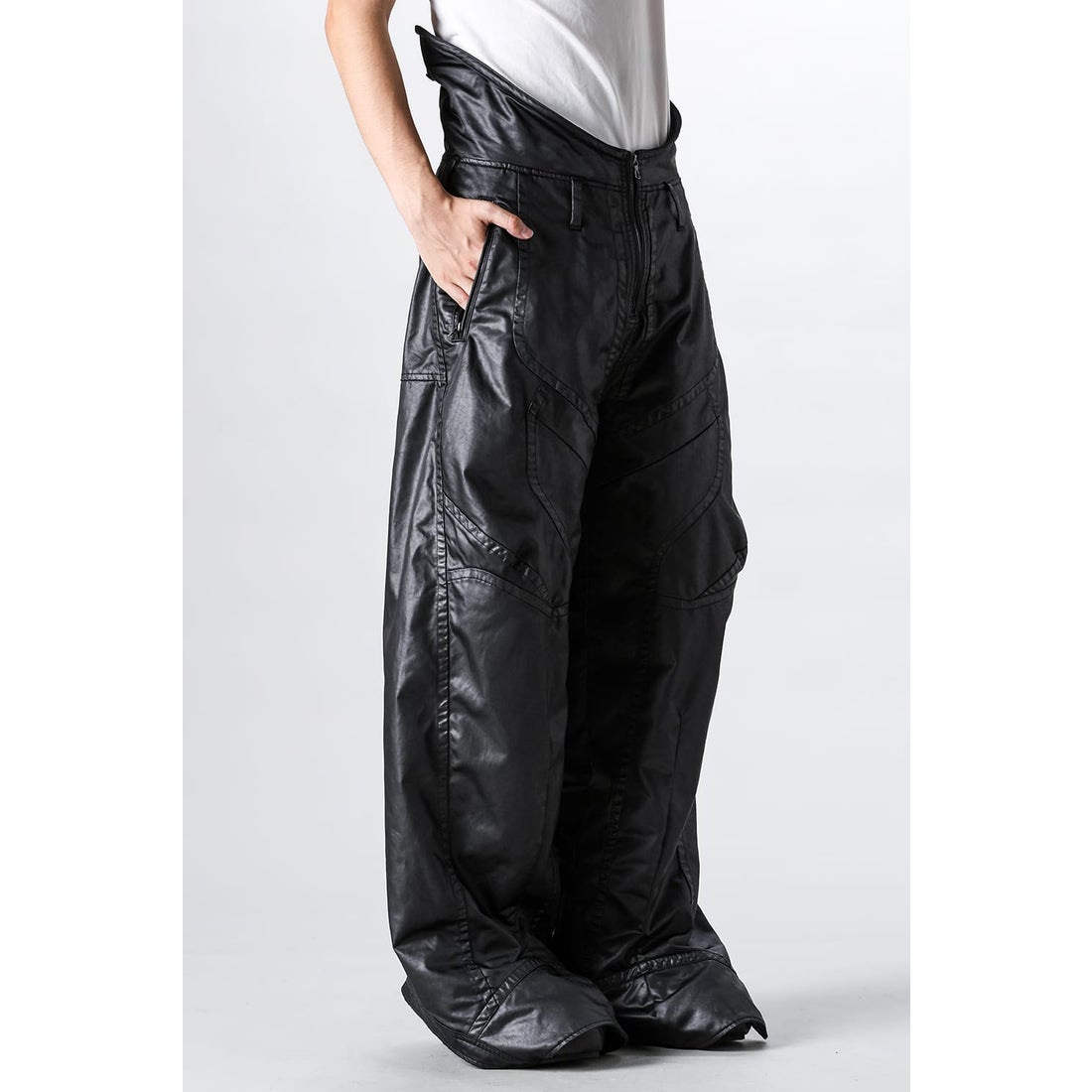 ユリウス JULIUS Coated Satin Seamed Wide Pants（BLACK