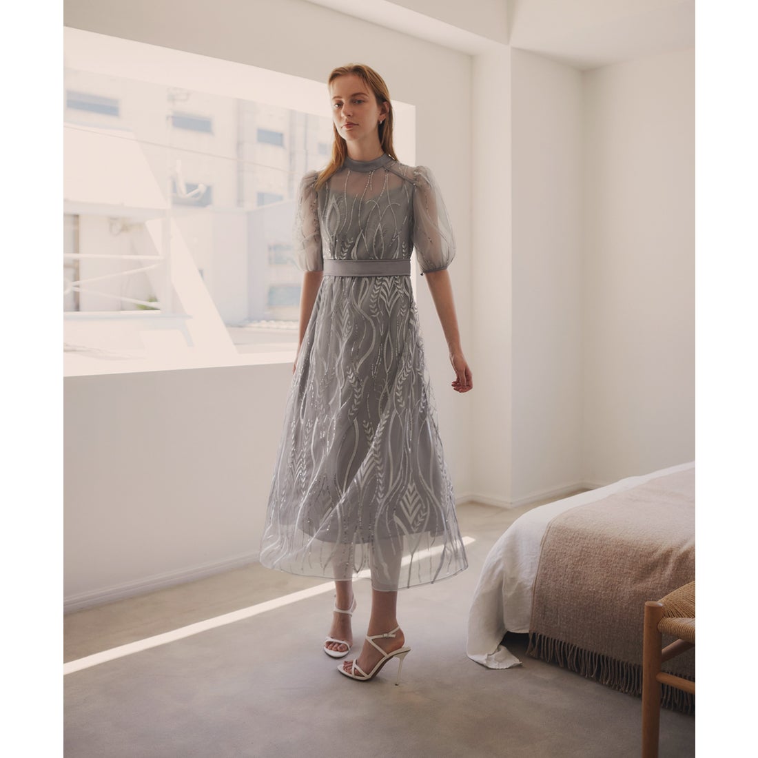 LEJA】スパンコール刺しゅうレース透け感フレアスリーブスリット入りI