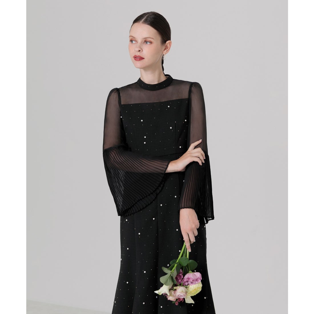 レジャ Leja パールビジュー付き透け感プリーツフレアスリーブビーズ