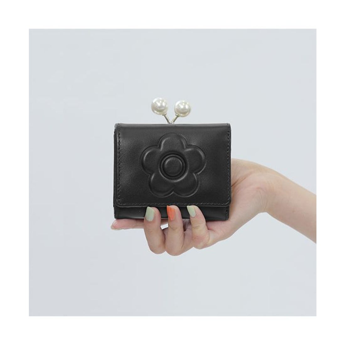 マリークワント MARY QUANT エンボスデイジーパール ミニウォレット
