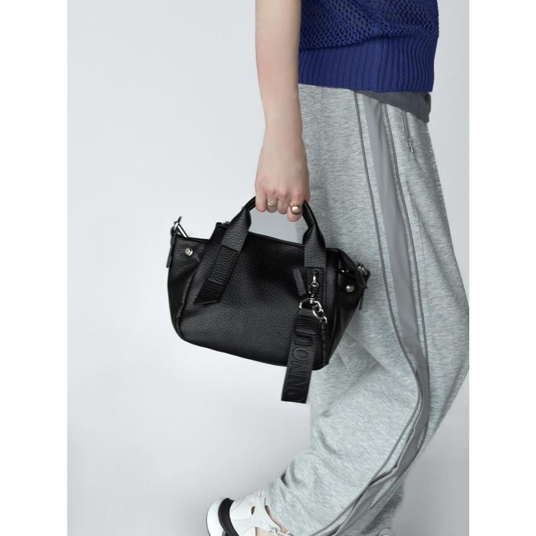 ヌエール nouer チャーム付きエコレザー2wayバッグ （ブラック