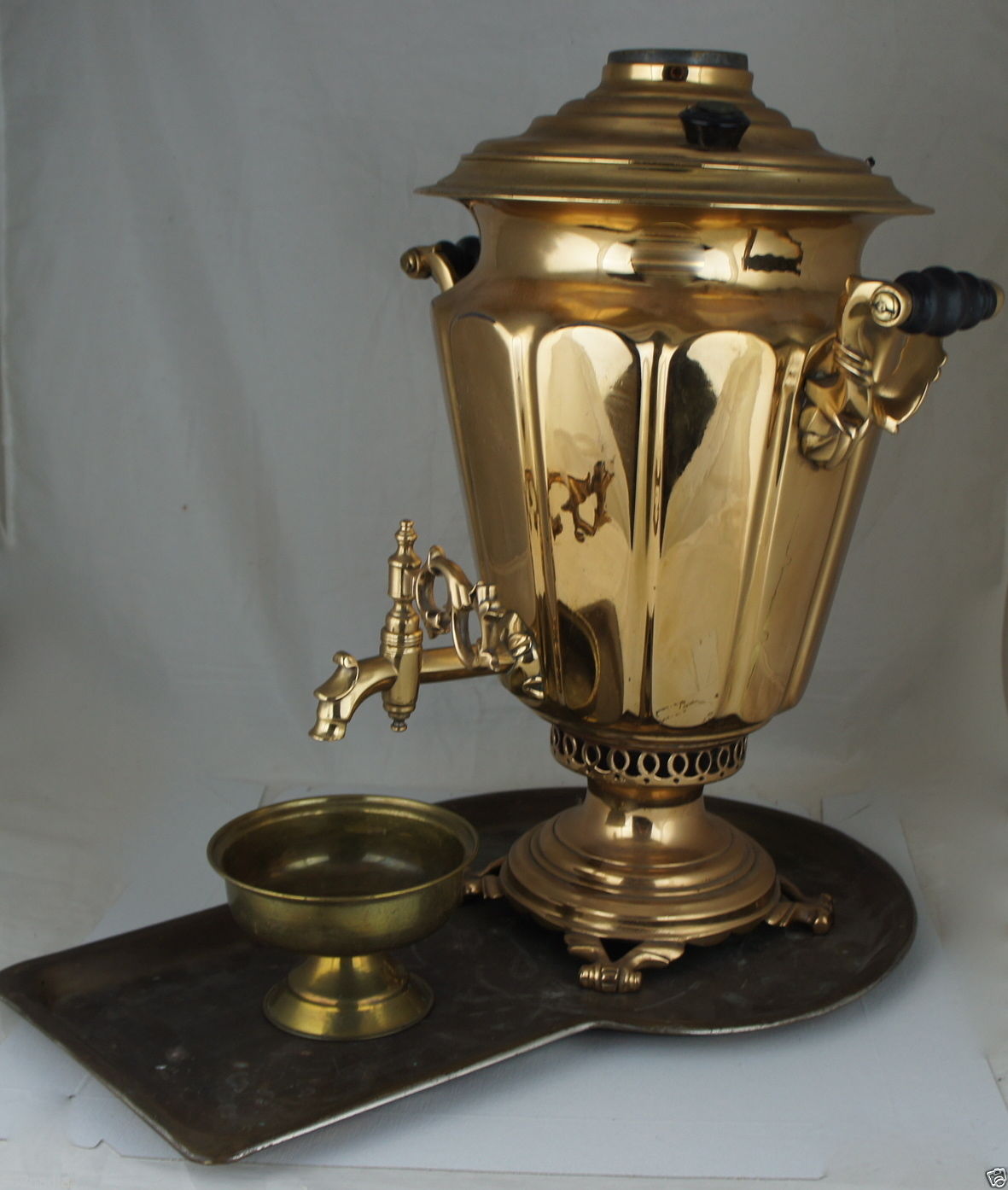 サモワールと呼ばれるロシアの伝統的な湯沸かし器 サモワールと