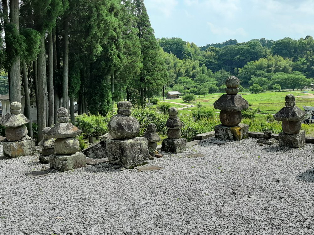 なぜここに集まっている？小さな五輪塔 | 国宝臼杵石仏