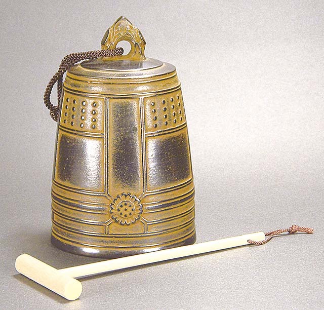 ◇[茶禅]茶道具 鳴物・銅鑼「桑色透紋木枠添え銅製鎚目